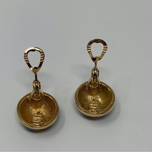 Vintage Black and Gold Toned Swirl Circle Clip On Earrings - Picture 3 of 4